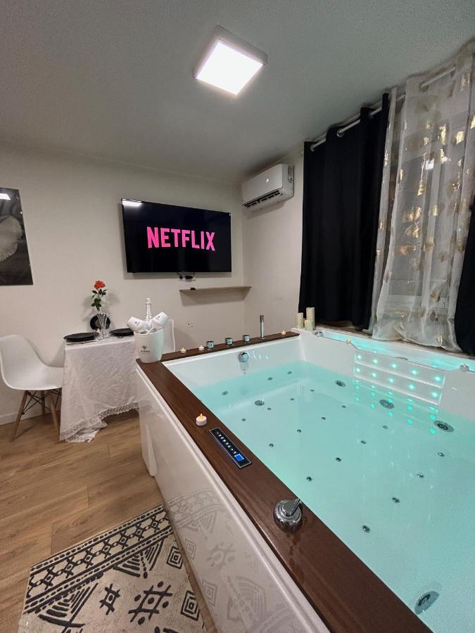 Love Room A Cannes - Appartement 25M2 Pour 2 Personnes Avec Un Jacuzzi Prive Zewnętrze zdjęcie