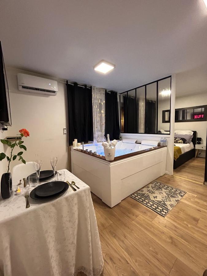 Love Room A Cannes - Appartement 25M2 Pour 2 Personnes Avec Un Jacuzzi Prive Zewnętrze zdjęcie